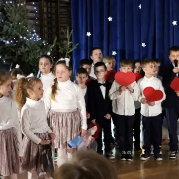 Szkolna sala zamieniła się w koncertową scenę. Noworoczne kolędowanie w Gidlach