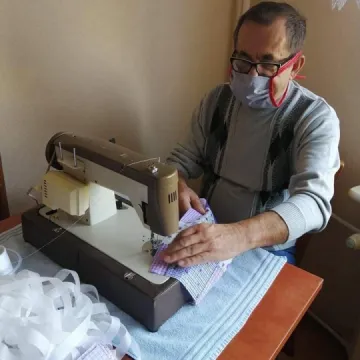 Klub Senior Plus pomaga szyć maseczki