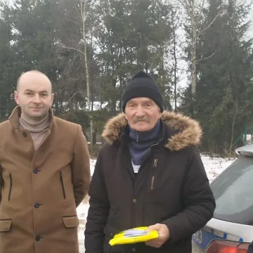 Kodrąb: w ramach akcji „Świeć przykładem” policjanci rozdawali kamizelki odblaskowe