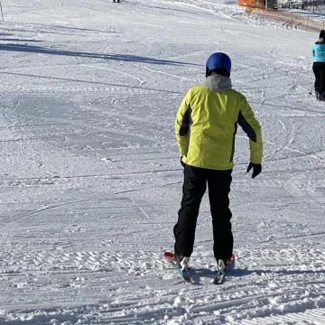 Tłumy narciarzy na Górze Kamieńsk