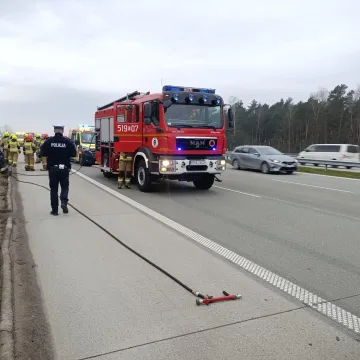 [AKTUALIZACJA] Na A1 samochód osobowy zderzył się z busem. Kierowca prawdopodobnie zasnął