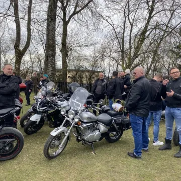 Tłumy motocyklistów i mieszkańców w Strzałkowie. Kolejna Moto Święconka za nami