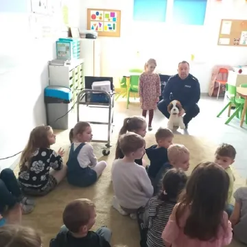 Policjanci rozmawiali z przedszkolakami o zagrożeniach