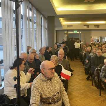 [WIDEO] Tłumy na spotkaniu z Przemysławem Czarnkiem w Radomsku