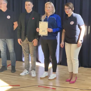 Foto budka, pokazy, poznawanie szkoły. Dzień  Otwarty w ZSP w Kamieńsku