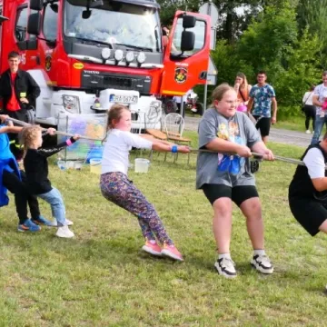Strażacki piknik rodzinny w Dąbrówce zintegrował mieszkańców