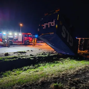 [AKTUALIZACJA] Ciężarówka przewróciła się na A1. Kierowca zasnął za kierownicą