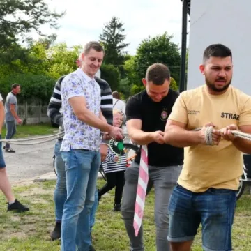 Strażacki piknik rodzinny w Dąbrówce zintegrował mieszkańców