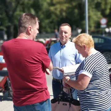 Przedwyborcza niedziela na targowisku w Radomsku