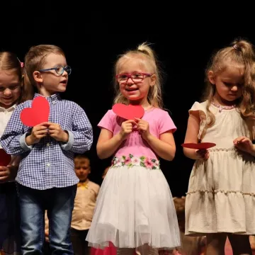 Dzieci z PP nr 9 w Radomsku wystąpiły w MDK dla mamy i taty