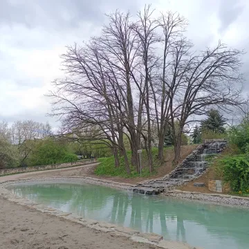 Nowe oblicze oczka wodnego w Parku Solidarności w Radomsku. Wykonano kamienną kaskadę