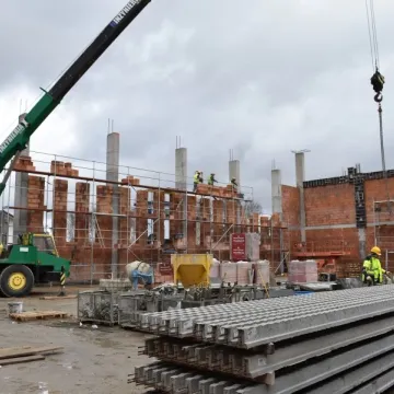 Zobacz, jak powstaje hala sportowa w Kamieńsku