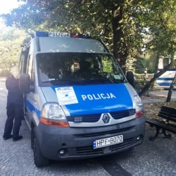 Policjanci prezentują mapę zagrożeń