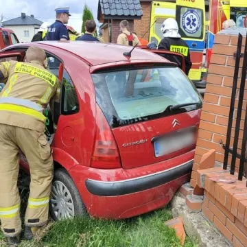 Wypadek w Kalinkach. Trzy osoby poszkodowane. Wezwano śmigłowiec LPR