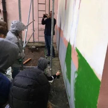 Malowanie muralu w bibliotece rozpoczęte