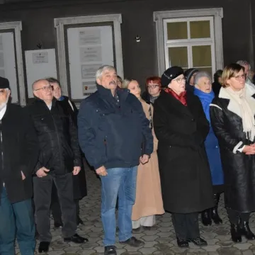 Modlitwa i złożenie kwiatów. Radomsko upamiętnia ofiary stanu wojennego