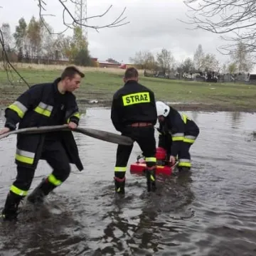 Na cmentarz pontonem?