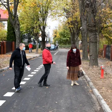 Piotrków Tryb.: ulica Staszica z wodociągiem i asfaltem