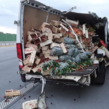 Wypadek busa na A1. Na drogę wyspały się warzywa i owoce