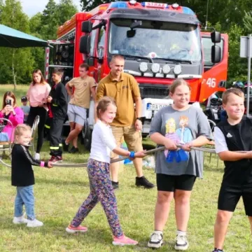 Strażacki piknik rodzinny w Dąbrówce zintegrował mieszkańców