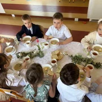 Zajączek ukrył się w PP nr 5 w Radomsku. Dzieci ruszyły na poszukiwania