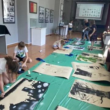 Radomszczańskie pejzaże oczami dzieci. Warsztaty prof. Wiatra w Muzeum w Radomsku