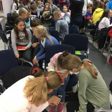 Spotkanie młodzieży z pisarką w bibliotece