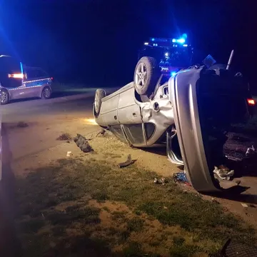 Samochód dachował. Dwie osoby trafiły do szpitala