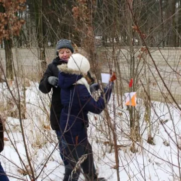 Spacer z mapą i kompasem