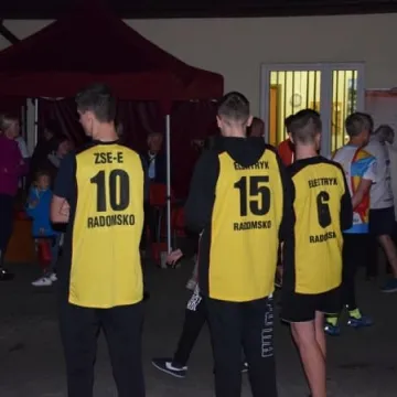 Nocne bieganie po placu targowym 