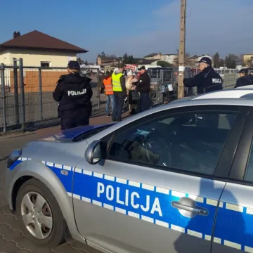 Miejskie targowisko otwarte. Policja pilnuje bezpieczeństwa sanitarnego