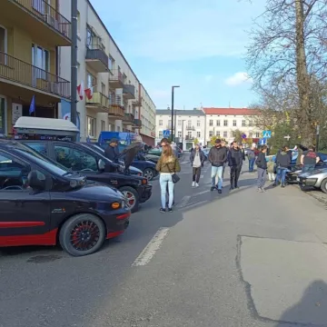 Zlot i parada zabytkowych samochodów w Święto Niepodległości w Radomsku