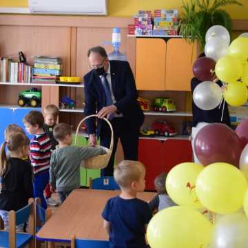 Z okazji Dnia Dziecka prezydent Radomska odwiedził przedszkolaki