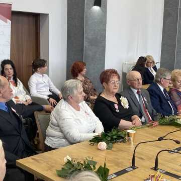 [WIDEO] Uroczystość Złotych Godów: medale, kwiaty i odznaczenia