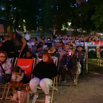 Kino na leżakach i w dodatku pod chmurką