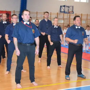 Karatecy na tatami na turnieju w Radomsku