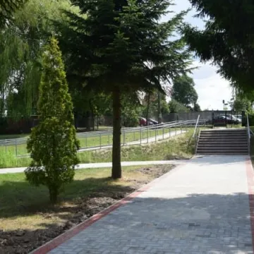 Nowe chodniki przy PSP nr 1 w Radomsku