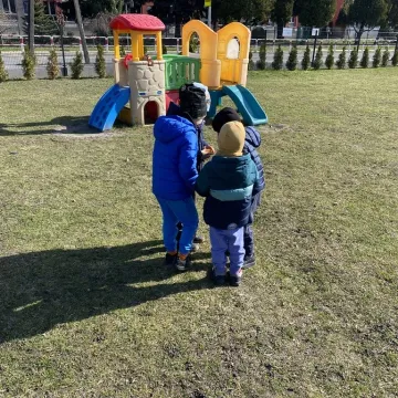 Zajączek ukrył się w PP nr 5 w Radomsku. Dzieci ruszyły na poszukiwania