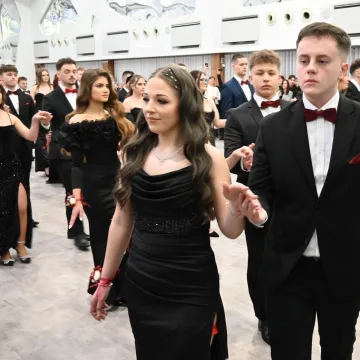 Polonez i odliczanie do matury. Studniówka ZSE w Radomsku