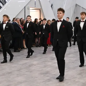 Polonez i odliczanie do matury. Studniówka ZSE w Radomsku