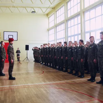 Klasy pierwsze z „Drzewniaka” złożyły ślubowanie. Wręczono wyższe stopnie