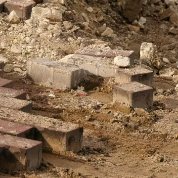 Radomsko: Przy „kominie” powstaje skwer