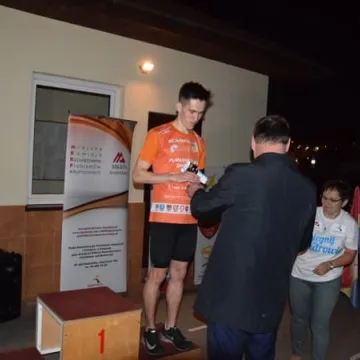 Nocne bieganie po placu targowym 