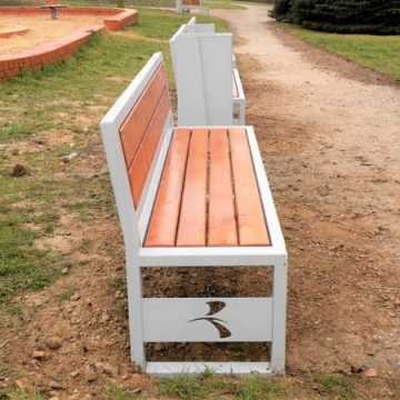 Nowe ławki i kosze w Parku Solidarności