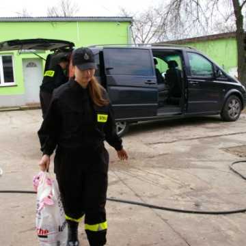 Młodzieżówka OSP Kietlin pomaga zwierzętom z bełchatowskiego schroniska. Przebywają tam czworonogi z gminy Radomsko