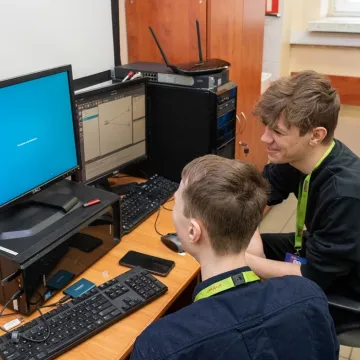 Elektryk kusił ósmoklasistów