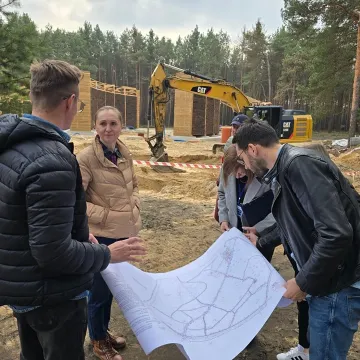 Postęp prac przy budowie tężni solankowych i ścieżek na Wrzoskach w Kamieńsku