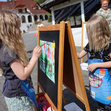 Przedszkolaki malowały w plenerze