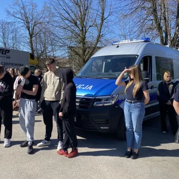 Foto budka, pokazy, poznawanie szkoły. Dzień  Otwarty w ZSP w Kamieńsku