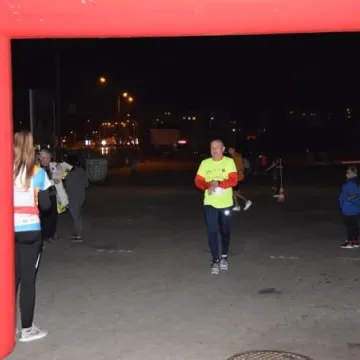 Nocne bieganie po placu targowym 